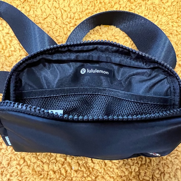 NWT black Lululemon everywhere belt bag - Picture 2 of 3